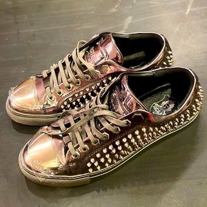 ANGELINO
Men's Fashion Sneaker, iridescent silver/copper with spikes.